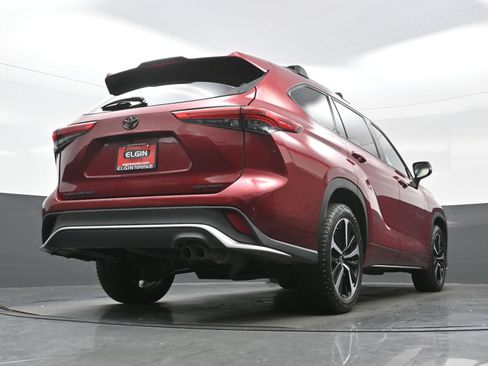 Used 2022 Toyota Highlander XSE AWD/4WD image 32