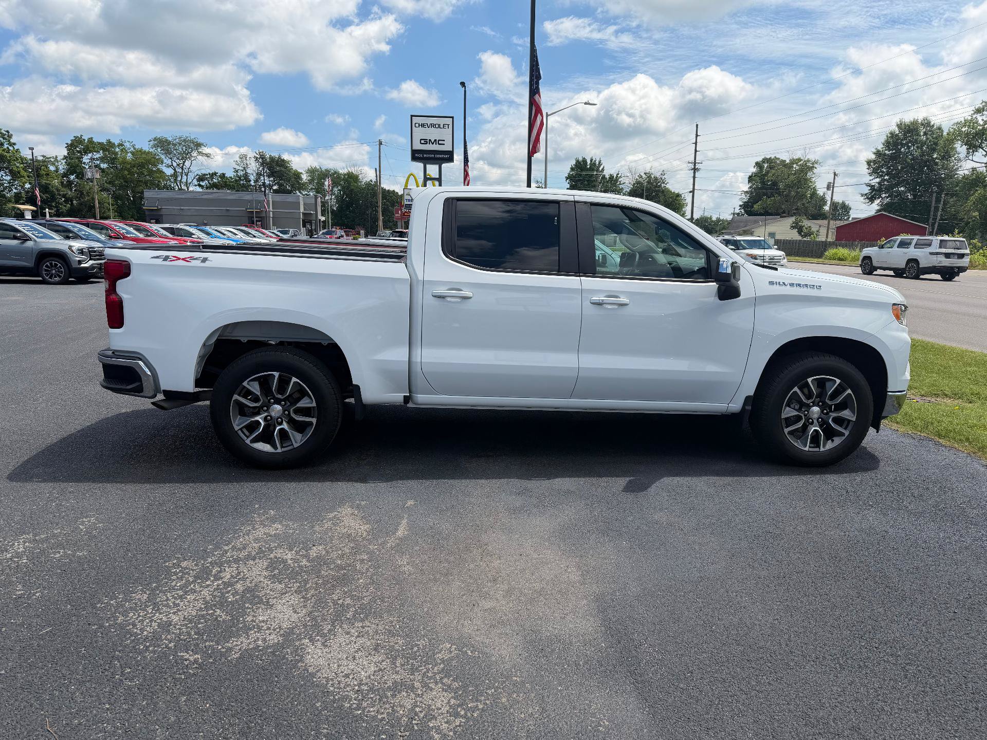 Used 2023 Chevrolet Silverado 1500 LT AWD/4WD image 4
