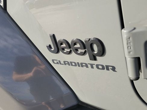 Used 2022 Jeep Gladiator Overland image 6