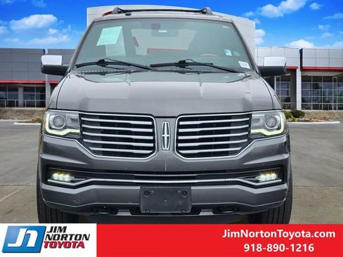 Used 2017 Lincoln Navigator Select image 2