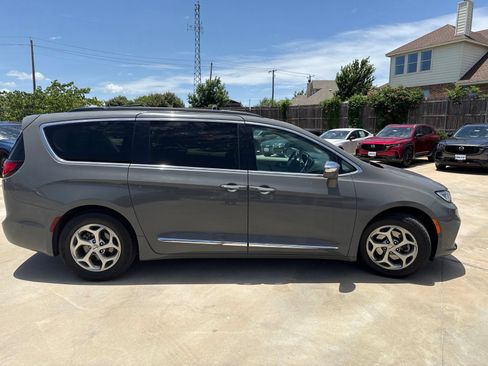 Used 2022 Chrysler Pacifica Limited FWD image 4