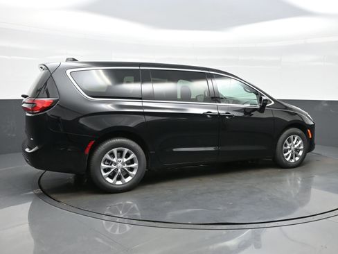 New 2027 Chrysler Pacifica Select AWD/4WD image 6