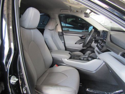 Used 2022 Toyota Highlander L FWD image 11
