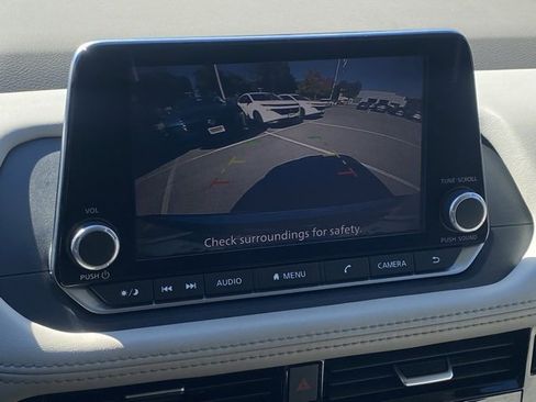 Used 2023 Nissan Rogue SV image 3