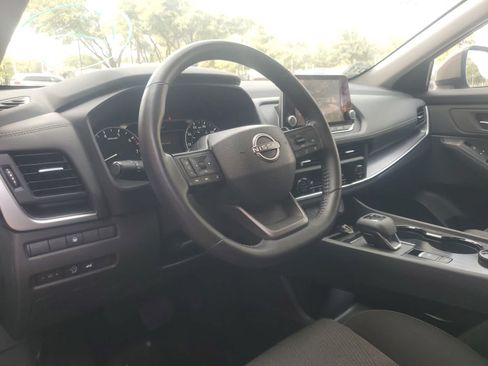 Used 2025 Nissan Rogue SV AWD/4WD image 2