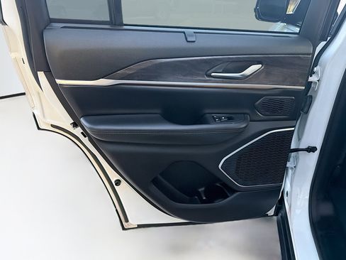 Used 2022 Jeep Grand Cherokee Limited 4xe w/ Luxury Tech Group II image 27