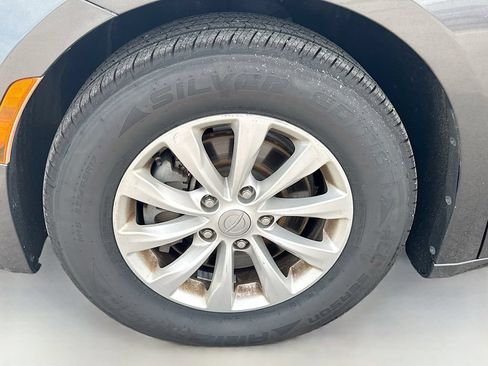 Used 2019 Chrysler Pacifica Touring-L FWD image 11