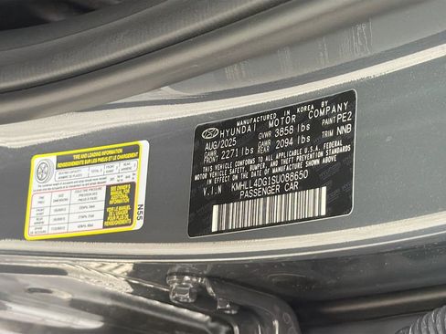 Used 2025 Hyundai Elantra SE w/ Cargo Package FWD image 29