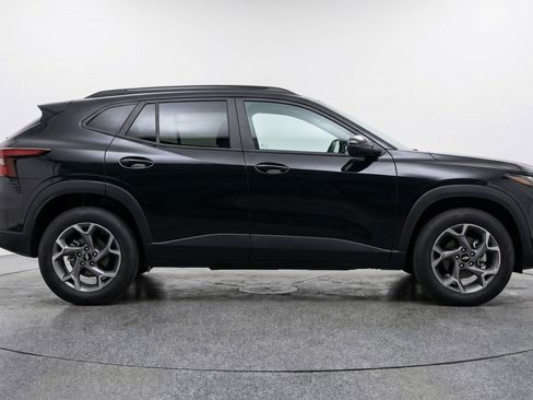 Used 2025 Chevrolet Trax LT image 11