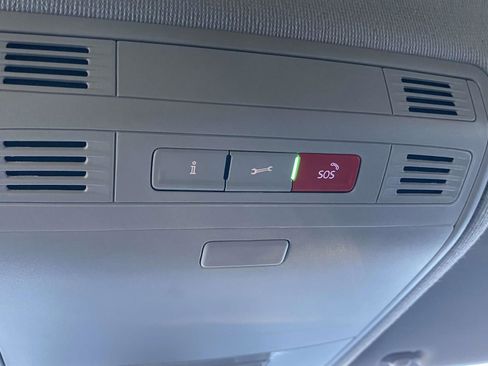 Used 2024 Volkswagen Tiguan SE image 31