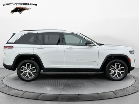 Used 2025 Jeep Grand Cherokee Limited image 2