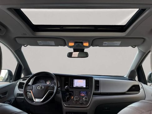 Used 2020 Toyota Sienna XLE w/ XLE Navigation Package FWD image 21
