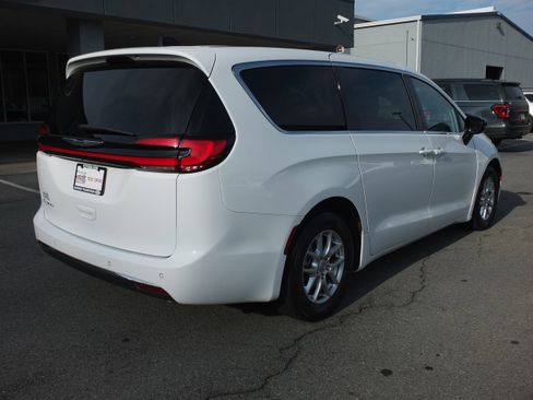 Used 2024 Chrysler Pacifica Touring-L image 3