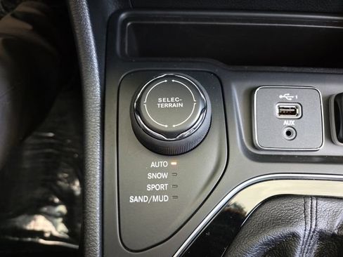 Used 2022 Jeep Cherokee Limited w/ Trailer Tow Group AWD/4WD image 11