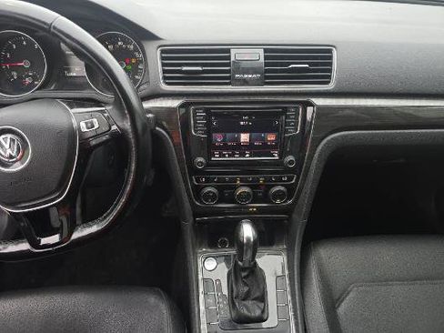 Used 2018 Volkswagen Passat 2.0T SE FWD image 11