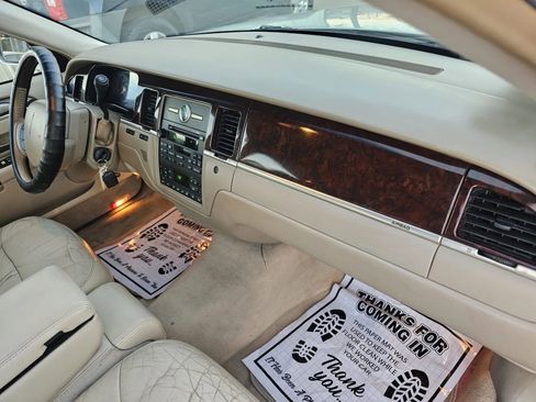 Used 2006 Lincoln Town Car Signature Limited image 14