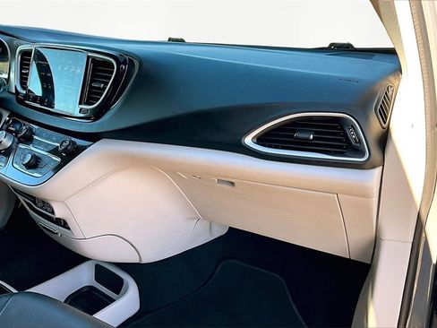 Used 2022 Chrysler Pacifica Touring-L image 17