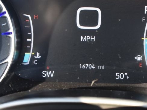 Used 2025 Chrysler Pacifica Select FWD image 30