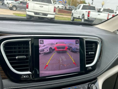Used 2022 Chrysler Pacifica Limited image 46