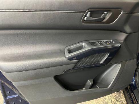 Used 2025 Nissan Pathfinder SV image 18