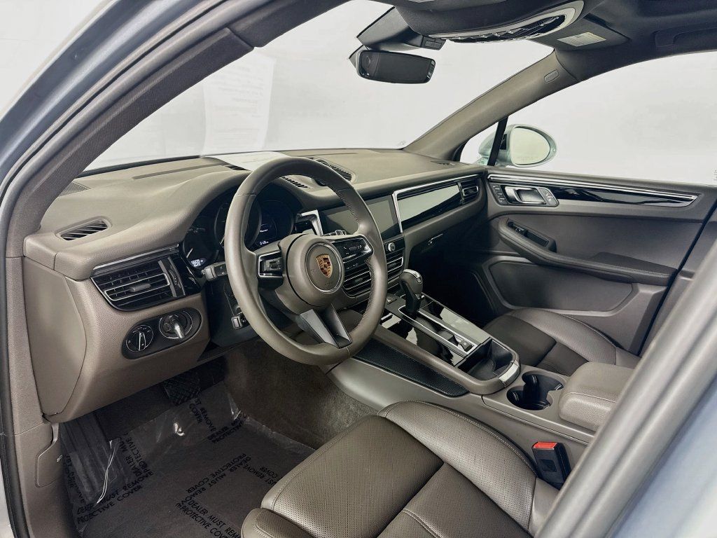 Certified 2026 Porsche Macan AWD/4WD image 4