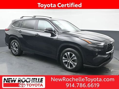 Certified 2023 Toyota Highlander XLE image 1