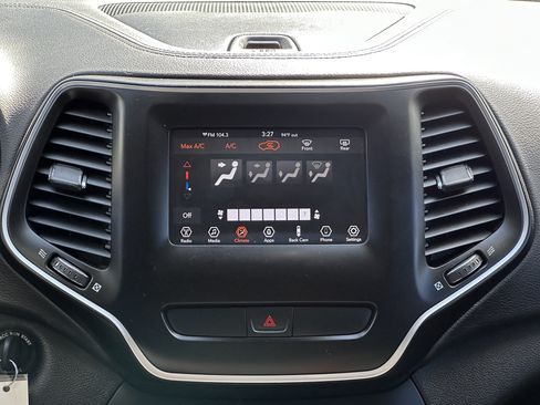 Used 2019 Jeep Cherokee Latitude w/ Popular Appearance Group FWD image 16