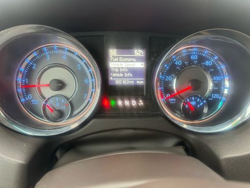 Used 2014 Chrysler Town & Country Touring image 19