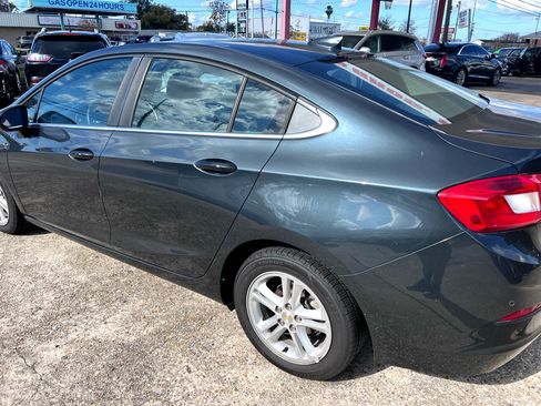 Used 2017 Chevrolet Cruze LT w/ Convenience Package image 6