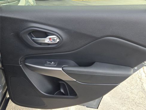 Certified 2022 Jeep Cherokee Limited image 9