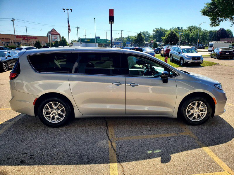 Used 2024 Chrysler Pacifica Touring-L FWD image 4