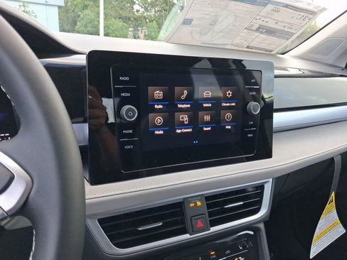 New 2026 Volkswagen Taos SE image 8