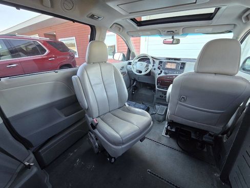 Used 2011 Toyota Sienna XLE image 22