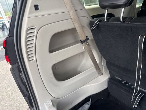 Used 2023 Chrysler Pacifica Touring-L FWD image 7