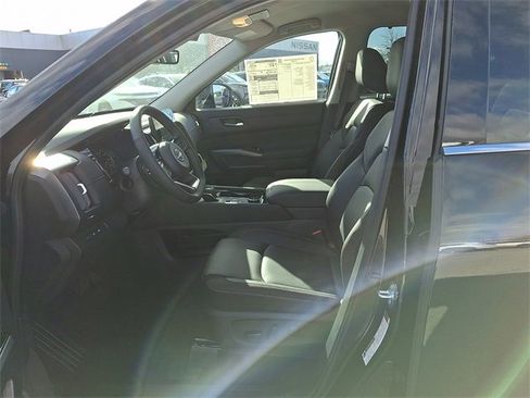 New 2025 Nissan Pathfinder SL w/ Black Appearance Package image 15