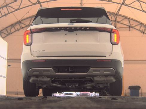 Used 2025 Ford Explorer Active w/ Active Comfort Package image 4