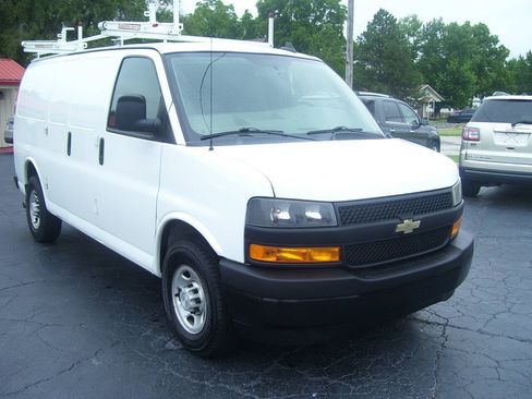 Used 2018 Chevrolet Express 2500 w/ Driver Convenience Package RWD image 5