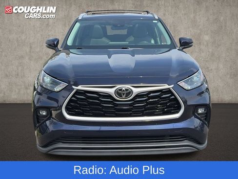 Used 2022 Toyota Highlander XLE AWD/4WD image 3