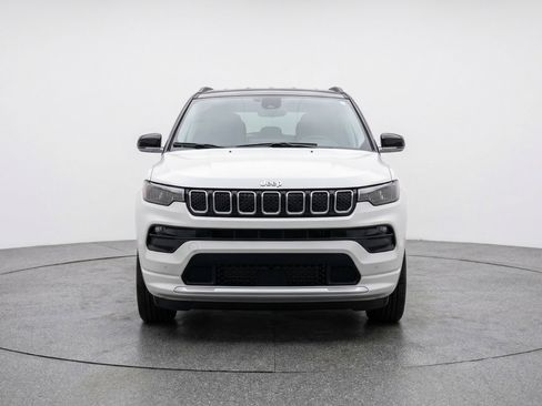 Used 2025 Jeep Compass Limited AWD/4WD image 2