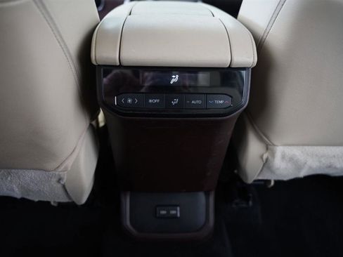 Used 2022 Toyota Highlander XLE AWD/4WD image 19