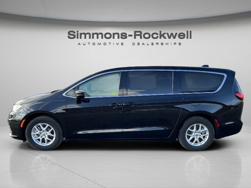 Used 2024 Chrysler Pacifica Touring-L image 4