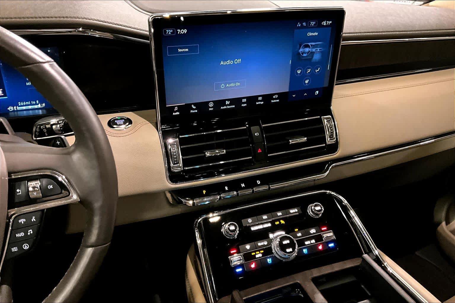 Used 2022 Lincoln Navigator Reserve AWD/4WD image 7