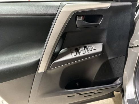 Used 2018 Toyota RAV4 LE AWD/4WD image 20