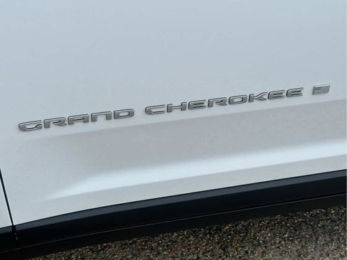 New 2025 Jeep Grand Cherokee Limited w/ Luxury Tech Group II image 16