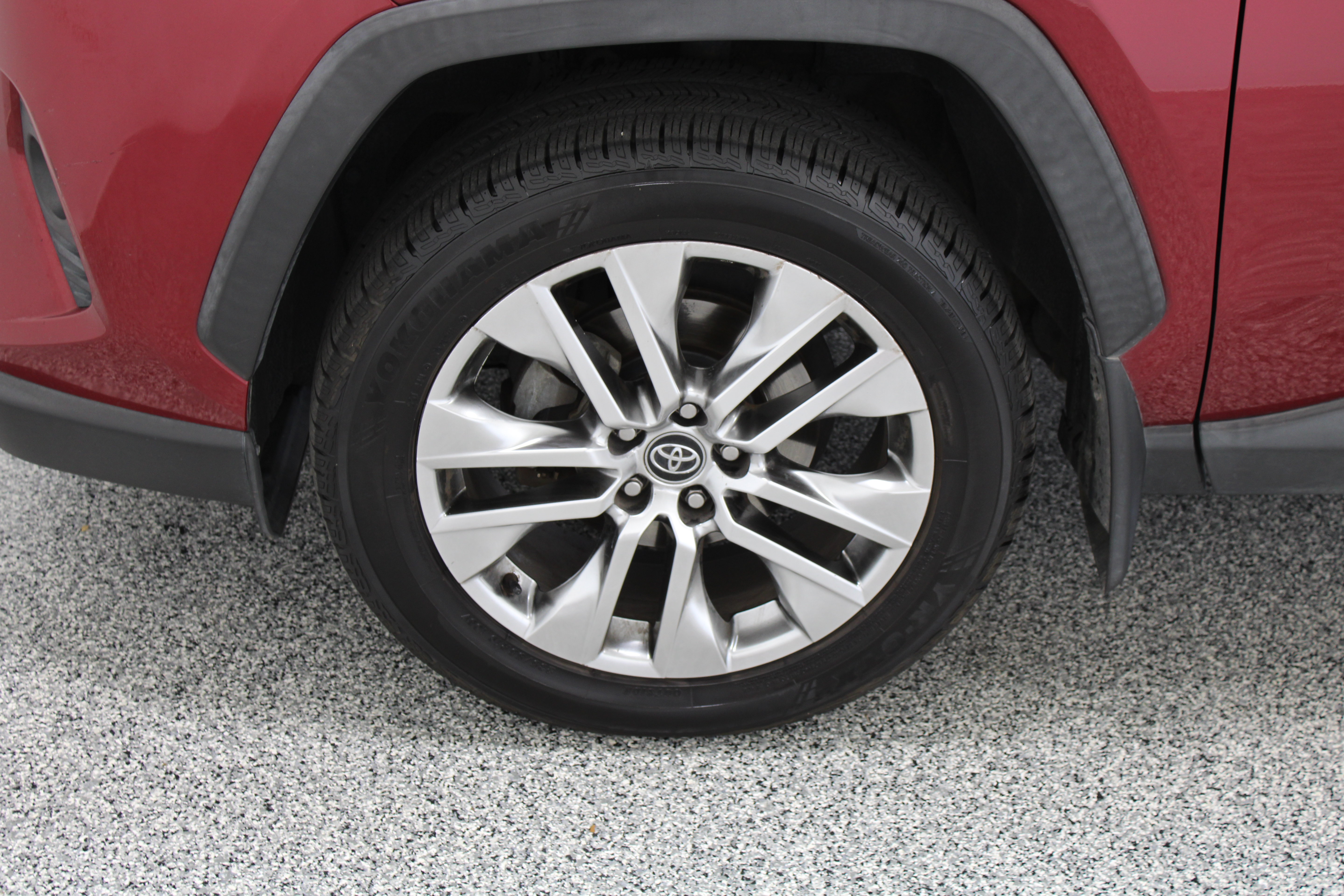Used 2020 Toyota RAV4 XLE Premium FWD image 11