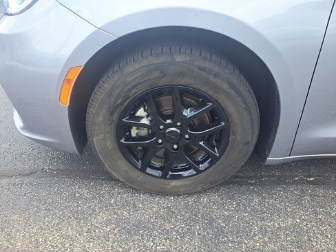 Used 2021 Chrysler Pacifica Touring-L FWD image 38