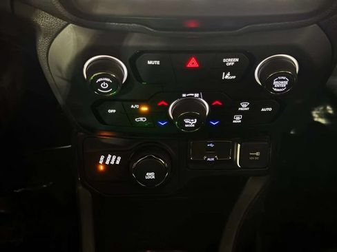 Used 2021 Jeep Renegade Latitude AWD/4WD image 19