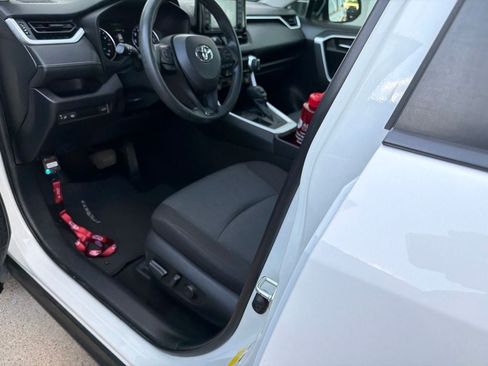 Used 2022 Toyota RAV4 XLE w/ Convenience Package FWD image 8