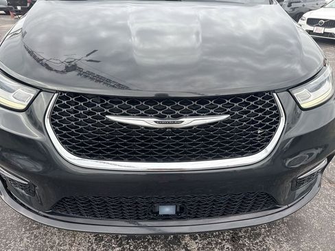 Used 2023 Chrysler Pacifica Touring-L FWD image 31