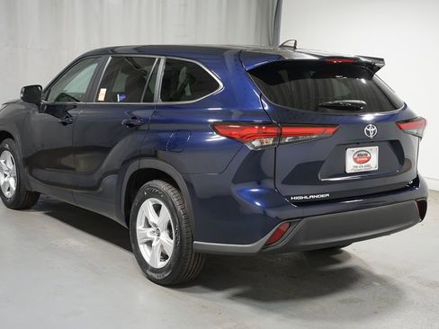 Used 2023 Toyota Highlander LE FWD image 6